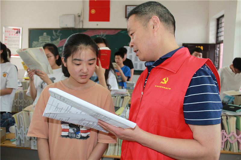 党员教师吕建宽辅导学生